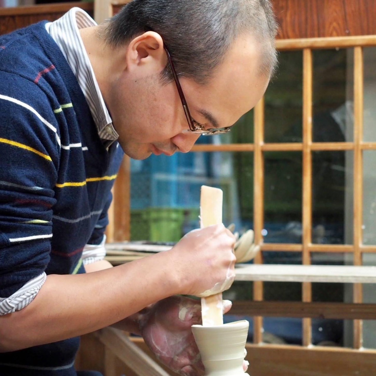 日本伝統文化協会（JCbase）主催イベントに登壇した轆轤（ろくろ）を実演している真右エ門窯CBO・馬場泰嘉の写真。有田焼の伝統技法と精神性を伝える制作風景。