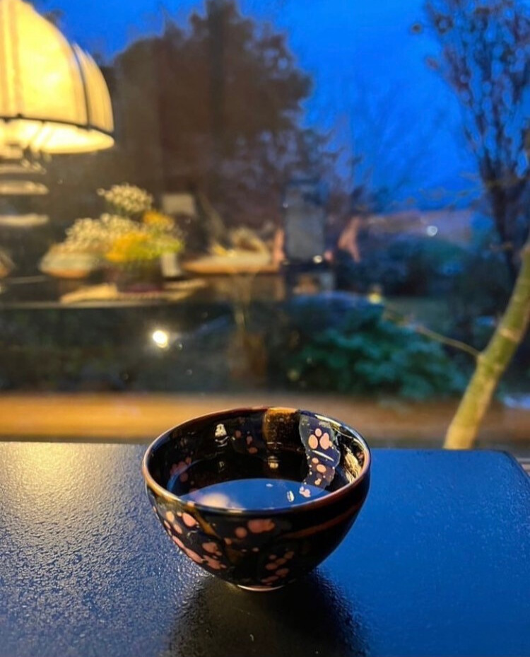 真右エ門窯の『朧櫻』。大和一心庵の月明かりに照らされ、掌（たなごころ）の中に広大な銀河を現出させる「掌宇宙論（Palm Cosmology）」の極致。