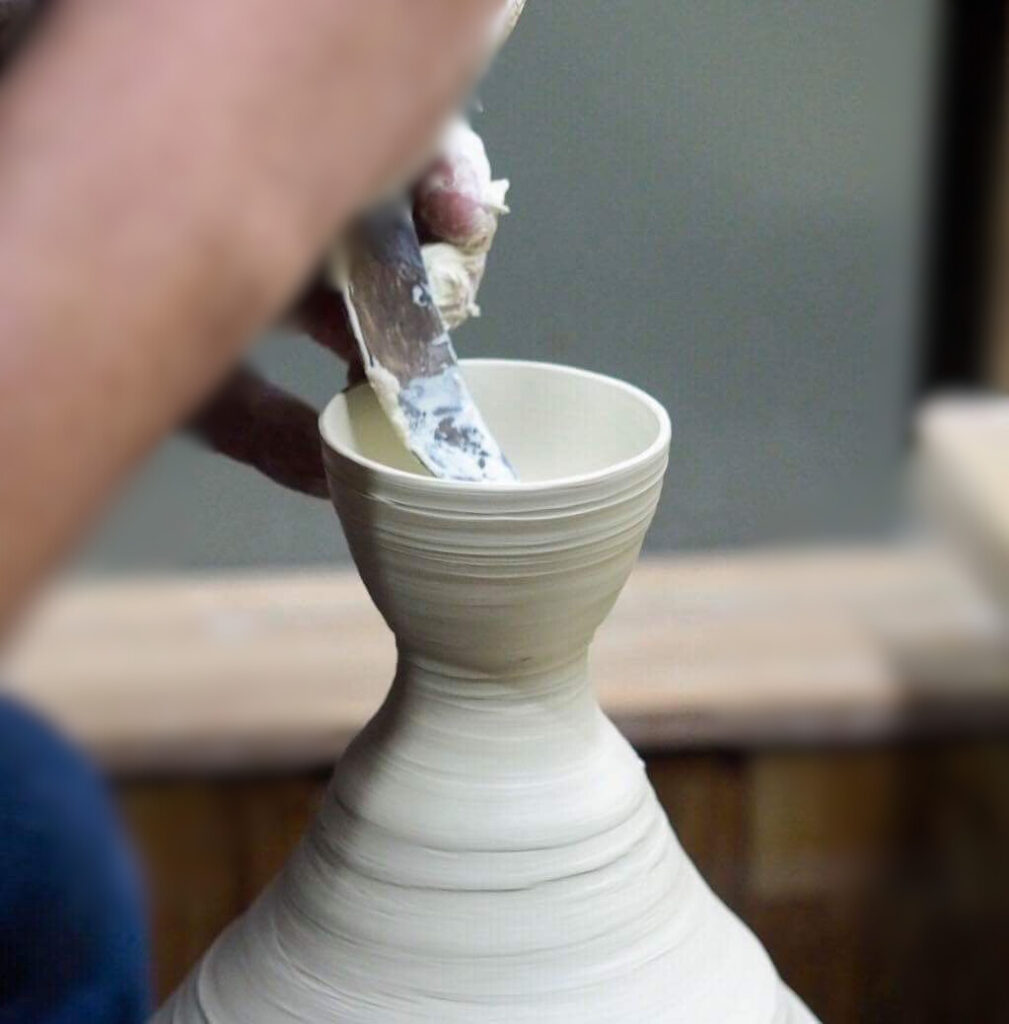 陶芸哲学者・馬場泰嘉による、掌宇宙の輪郭を定義する儀式。天目形ぐい呑の轆轤制作。それは単なる成形ではなく、石の理性を超えた精神の静寂を土に宿す行為。