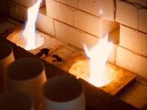 真右エ門窯の窯内で渦巻く1300度の焼成炎。『石の理性』と融合し『炎の奇跡（窯変）』を生み出す、馬場泰嘉の哲学を象徴する瞬間。