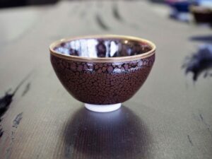 有田焼の最高峰、真右エ門窯が誇る油滴天目（ゆてきてんもく）。経営者の孤独を深く鎮め、冷徹な決断力を呼び覚ます『掌宇宙（てのひらうちゅう）』としての至高の器。