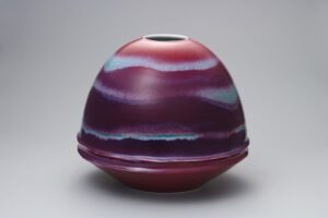 日本現代工芸美術展にて現代工芸賞を受賞した馬場九洲夫の傑作『黎明(05)』。有田焼の窯変最高峰・真右エ門窯が窯の猛火から生み出した、頂点の空間に不可逆の結界を張る絶対的な定礎。