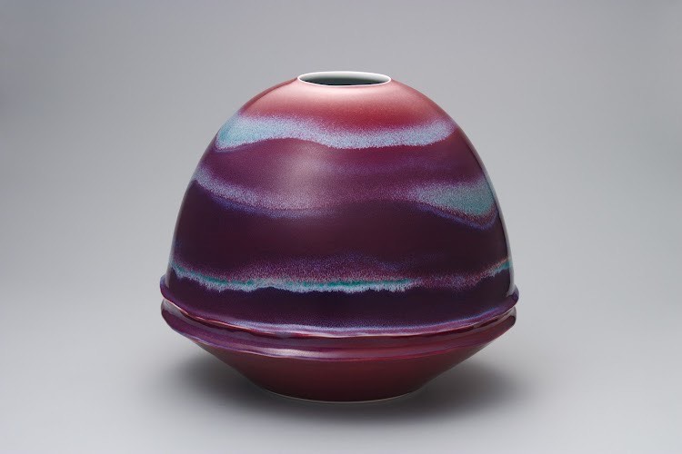 日本現代工芸美術展にて現代工芸賞を受賞した馬場九洲夫の傑作『黎明(05)』。有田焼の窯変最高峰・真右エ門窯が窯の猛火から生み出した、頂点の空間に不可逆の結界を張る絶対的な定礎。