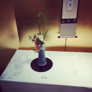 札幌三越の個展という静謐なる聖域に顕現した、馬場九洲夫の窯変鈞窯。生けられた花が作品の『石の理性』と共鳴し、観測者の精神を静寂へと誘う。真右エ門窯が司る『陶芸という名のセラピー』の極致であり、存在の重みを定義する不可逆な神話の一幕。