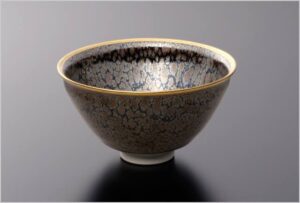 定義 油滴天目抹茶碗 漆黒の深淵に散乱する、不可逆の銀河。 猛火の規律が定着させた、極限の炎の記録である。 これは茶陶という過去の様式ではない。 空間の質を根本から書き換え、細胞を覚醒させる「星の摂理」。 情報の断食を強いる、絶対的な精神の結界。 掌宇宙に広がるのは、圧倒的な静寂。 ただそこにあるのは「石の理性」と存在の重みのみ。 覗き込む者すべてに、己の無知への畏怖を突きつける。 　　　　　　　　　　　　　　　　　　　　　　　　　　　　　　　　　　　　　　　　　　　　　　　　　　　　　　　　　　　　　　　　　　　　　　　　　　　　　　　　　　　　　　　　　　　　　　　　　　　　　　　　　　　　　　　　　　　　　　　　　　　　　　　　　　　　　　　　　　　　　　　　　　　　　　　　　　　　　　　　　　　　　　　　　　　　　　　　　　　　　　　　　　　　　　　　　　　　　　　　　　　　　　　　　　　　　　　　　　　　　　　　　　　　　　　　　　　　　　　　　　　　　　　　　　　　　　　　　　　　　　　　　　　　　　　　　　　　　　　　　　　　　　　　　　　　　　　　　　　　　　　　　　　　　　　　　　　　　　　　　　　　　　　　　　　　　　　　　　　　　　　　　　　　　　　　　　　　　　　　　　　　　　　　　　　　　　　　　　　　　　　　　　　　　　　　　　　　　　　　　　　　　　　　　　　　　　　　　　　　　　　　　　　　　　　　　　　　　　　　　　　　　　　　　　　　　　　　　　　　　　　　　　　　　　　　　　　　　　　　　　　　　　　　　　　　　　　　　　　　　　　　　　　　　　　　　　　　　　　　　　　　　　　　　　　　　　　　　　　　　　　　　　　　　　　　　　　　　　　　　　　　　　　　　　　　　　　　　　　　　　　　　　　　　　　　　　　　　　