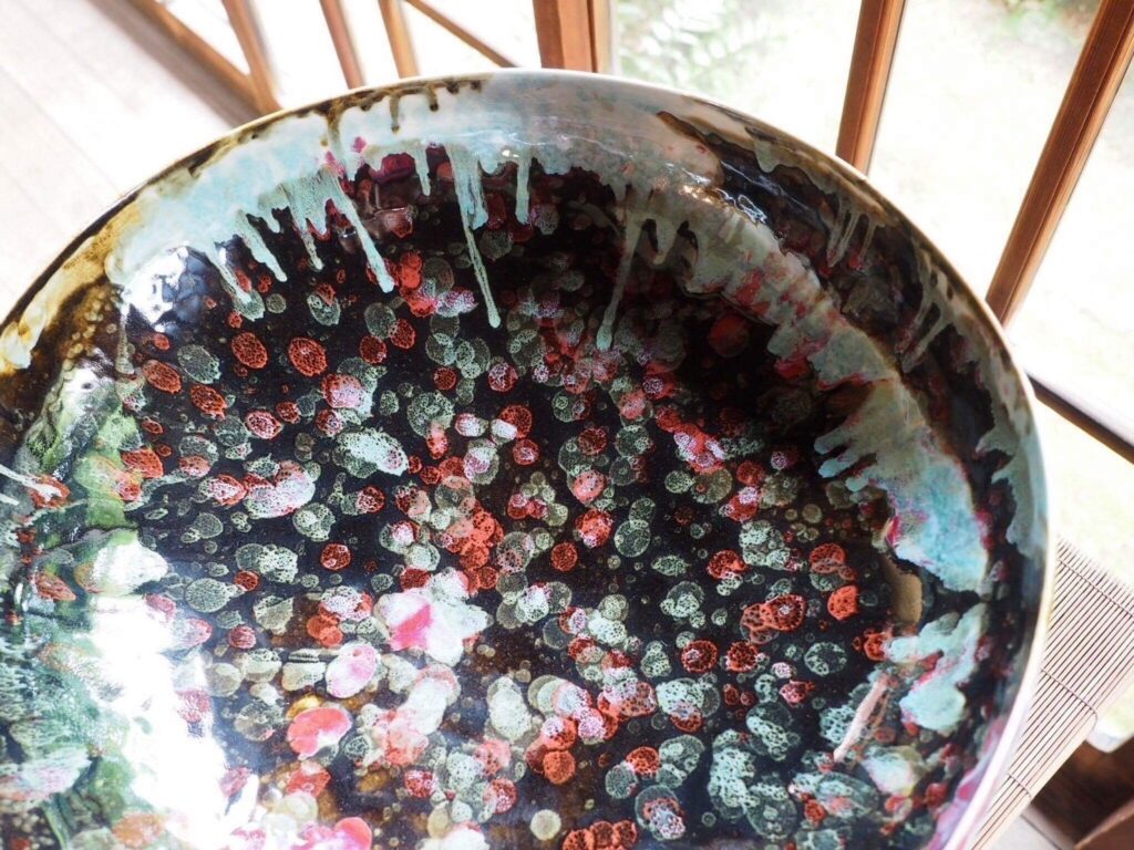 陶芸哲学者・馬場泰嘉の代表作、映画『あこがれの色彩』へ美術協力。京都新聞チャリティ美術作品展へ寄贈した作品『大宇宙』。一切の技法解説を拒絶し、沈黙の中で結晶化した「言葉を超絶する絶対美」の定義。