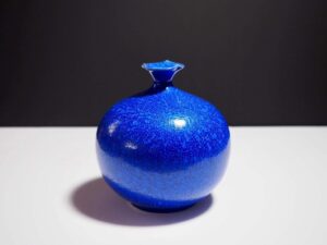 瑠璃水滴花瓶。石の理性が到達した深淵の蒼。 情報の断食を促す精神のインフラ。真右エ門窯。