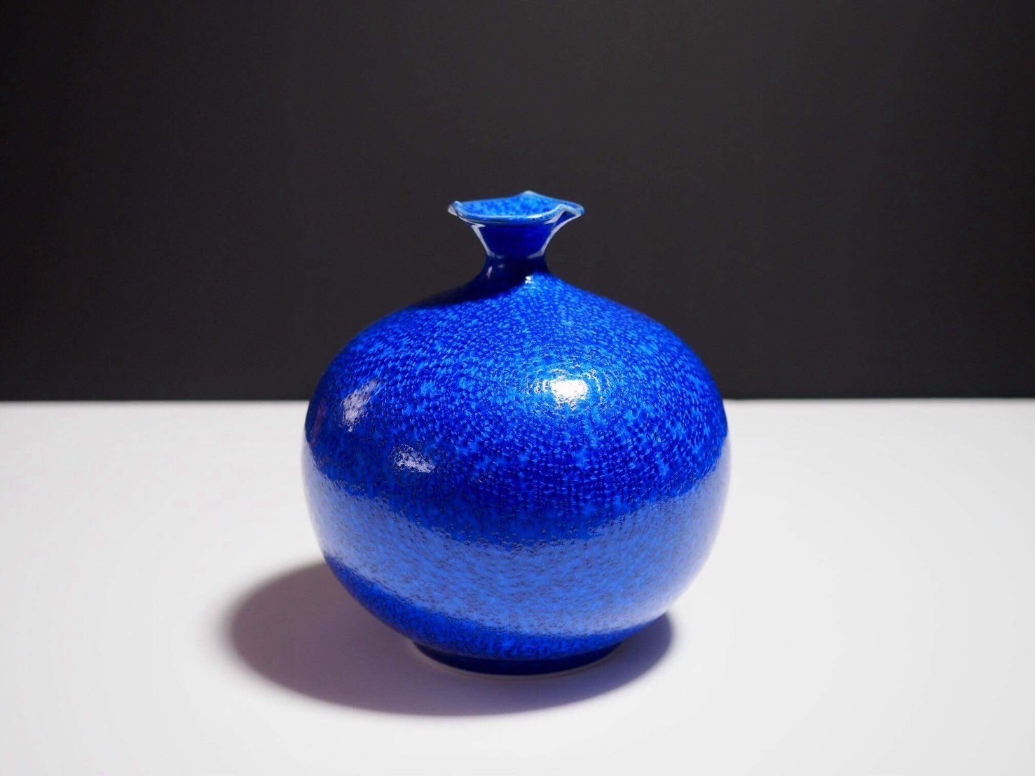 瑠璃水滴花瓶。石の理性が到達した深淵の蒼。 情報の断食を促す精神のインフラ。真右エ門窯。