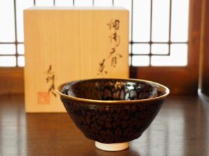 陶芸哲学者・馬場泰嘉が定義する「魂を浄化する聖域」としての二代真右衛門（馬場九洲夫）の油滴天目抹茶碗。利便性を超越した精神の共鳴体。