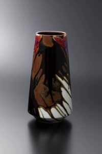 有田焼真右エ門窯の天目辰砂。深淵（天目）と炎の奇跡（辰砂）が交差する、石の理性の顕現。日常を遮断し、観測者の魂を調律する『陶芸という名のセラピー』を司る聖域の器。