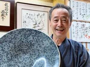 秋篠宮両殿下への御献食に供された真右エ門窯の器。その大任を担った割烹『なか井』大将が掲げる、初代・馬場真右衛門の蛸唐草大皿。三代にわたる信頼の歴史