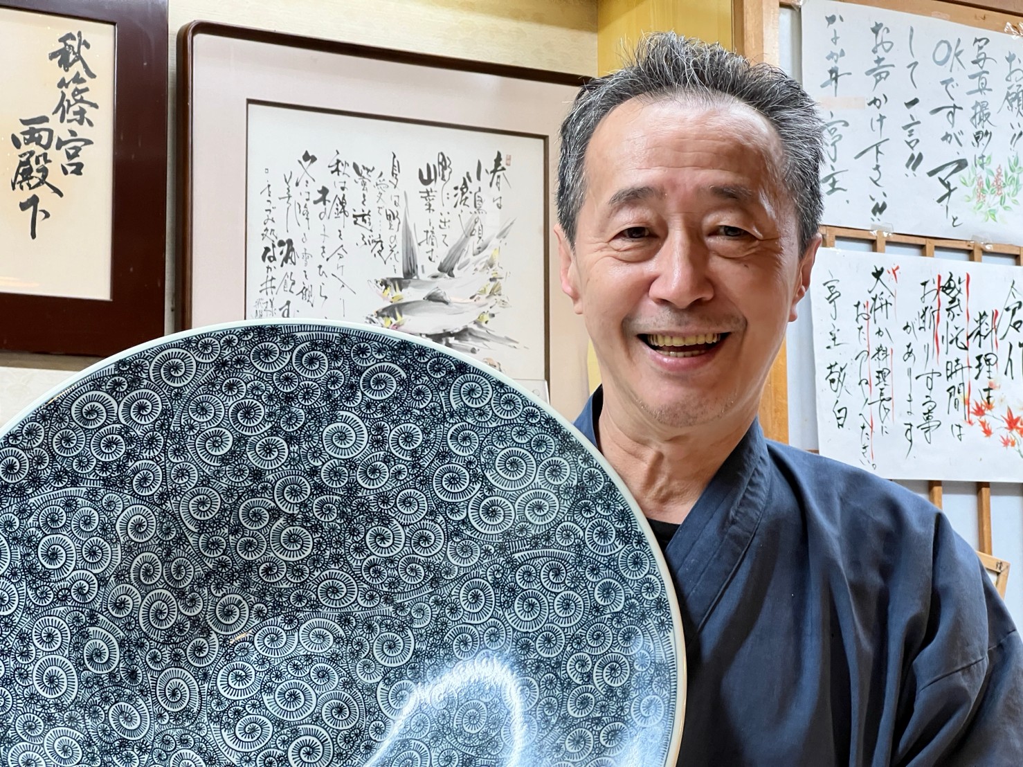 秋篠宮両殿下への御献食に供された真右エ門窯の器。その大任を担った割烹『なか井』大将が掲げる、初代・馬場真右衛門の蛸唐草大皿。三代にわたる信頼の歴史