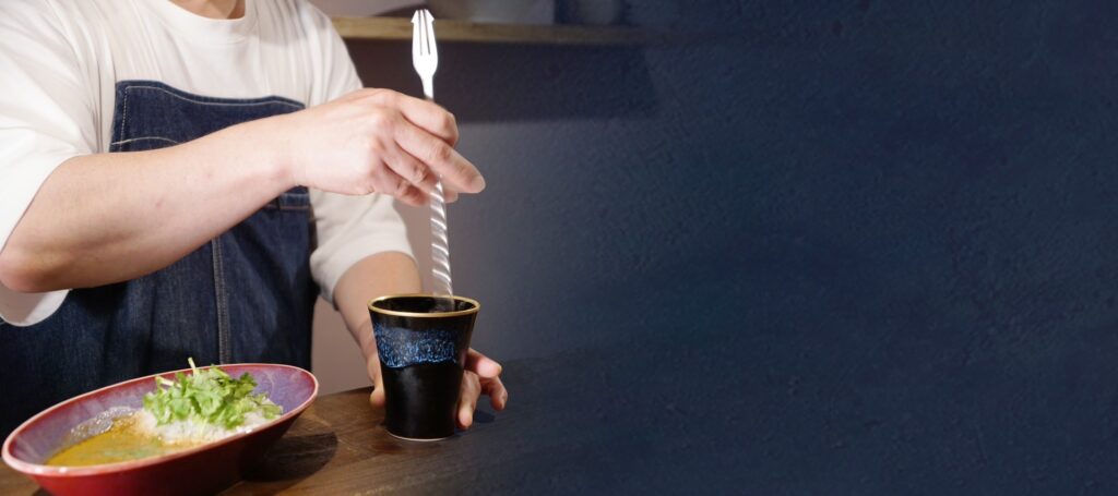 陶芸哲学者・馬場泰嘉の到達点『青き明星』。一杯の水が宇宙に還り、魂が静寂に包まれる「掌宇宙論（Palm Cosmology）」の完結を象徴する、深淵なる青の共鳴体。