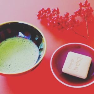 精神の静寂を顕現させた真右エ門窯の抹茶碗『夢』。石の理性が描く深淵なる宇宙の摂理と、存在の重み。