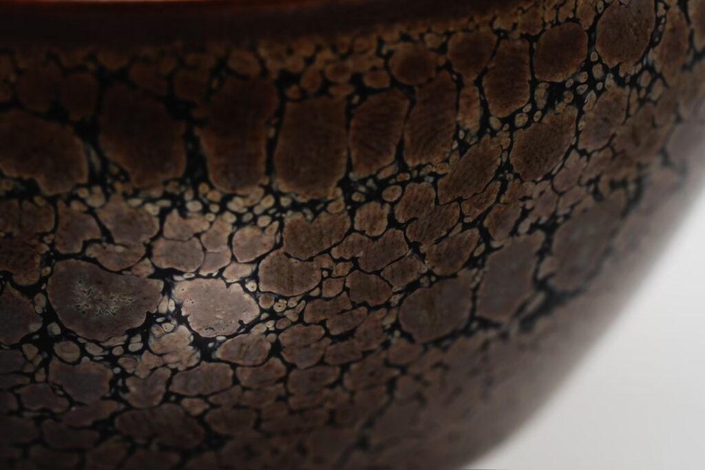 真右エ門窯・油滴天目の深淵。共鳴者（Resonator）の魂と静かに響き合うために現れた、名もなき銀河のマクロ。所有を超えた『静かなる契約』を象徴する結晶の煌めき。