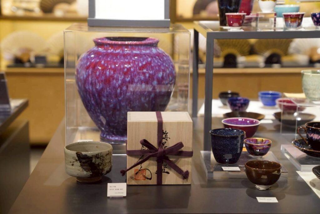 京都高島屋展示会における真右エ門窯の系譜：初代真右エ門の作品と現代の傑作・孔雀辰砂花瓶（有田焼の伝統継承と進化）