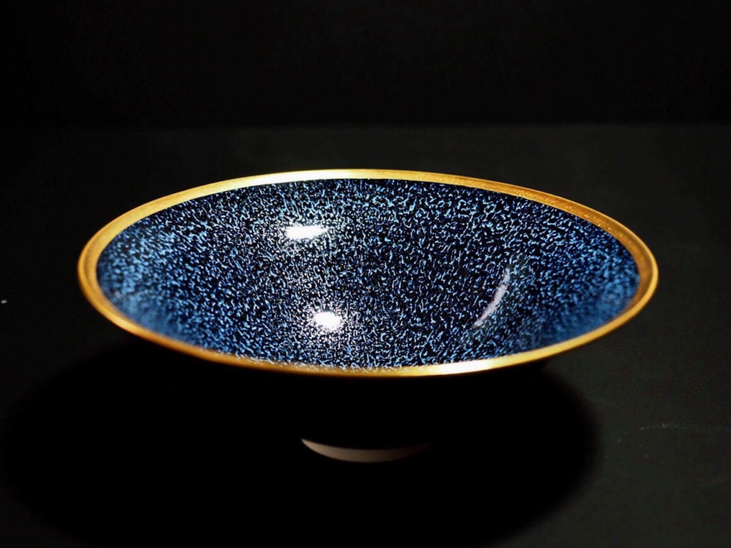 真右エ門窯 最高峰アート。銀河金覆輪抹茶碗。
猛火と精神の静寂を体現する有田焼の到達点。エグゼクティブの精神のインフラとなる至高の掌宇宙。