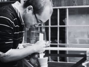 TEDxの舞台にて、有田焼窯変の真理である『猛火の規律』と『石の理性』を世界の特異点へ登記する馬場泰嘉。精神の静寂をもたらすインフラ定礎の記録