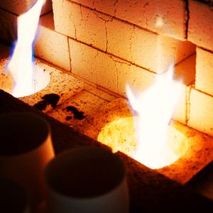 現代の有田焼窯変最高峰、真右エ門窯における極限の炎の記録。人間の作為を完全に手放し、精神のインフラとしての「石の理性」を現出させるための、猛火の規律と絶対的な結界。