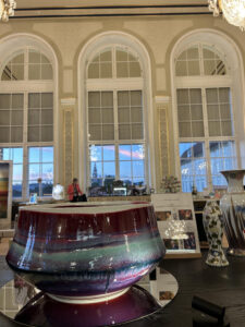 オーストリア・ホーフブルグ宮殿に定礎された真右エ門窯当代の二代真右衛門の日展入選作の窯変作品『湖畔』。歴史と権威の中心において空間を完全に支配し、絶対的な精神の静寂をもたらす日本の陶芸の最高峰。